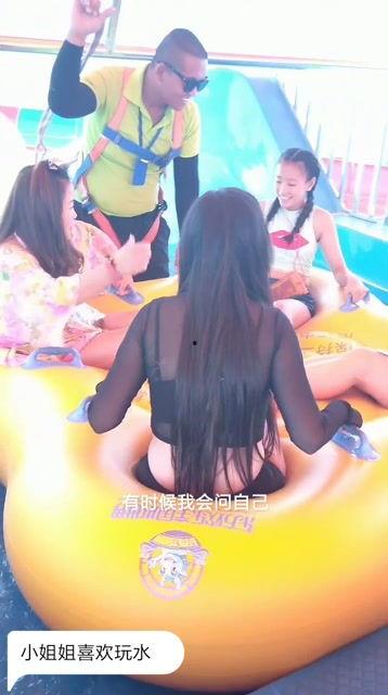 黑衣战袍女网红,揭秘网络红人的时尚魅力与神秘面纱”